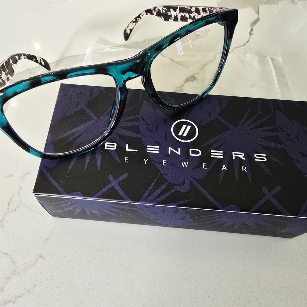 Blenders Eyewear. Teal and Black Tortise Print Frame. Bluelight Glasses. NWT
